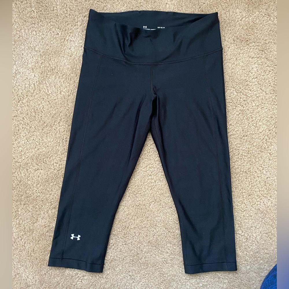 EUC Under Armour crop heat gear leggings, size L, black